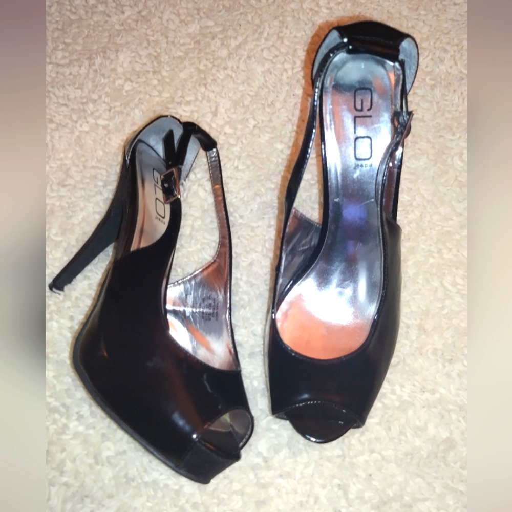 EUC Black patent leather Heels